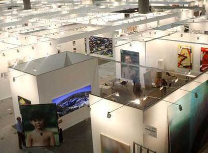 Los pabellones de Arco reciben los últimos retoques, ayer en Ifema.