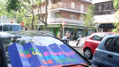 Un parasol de la campaña contra la publicidad sexual en un coche, este viernes.