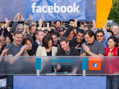 El creador de Facebook, Mark Zuckerberg, junto a su equipo el d&iacute;a que la red social sali&oacute; a Bolsa