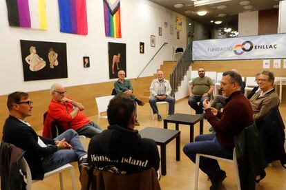 Encuentro de usuarios en la Fundación Enllaç, que tiene como misión brindar y facilitar las redes de apoyo entre personas mayores del colectivo LGTB, en Barcelona.