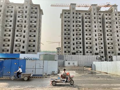 Works on the Royal Peak housing development of the Evergrande real estate company in Beijing, on October 14.