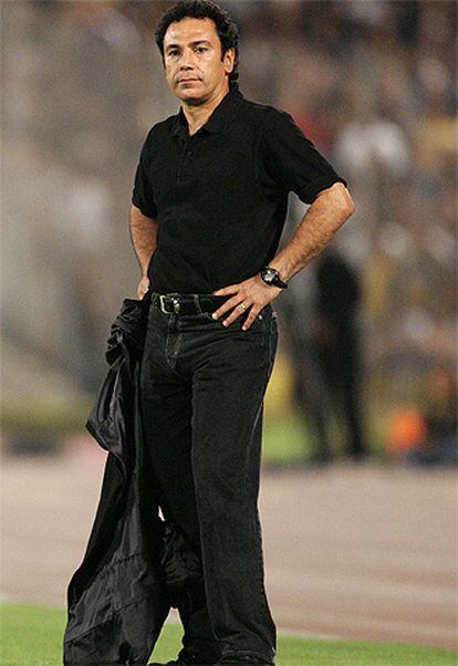 Hugo Sánchez, en la banda, durante un partido del Pumas.