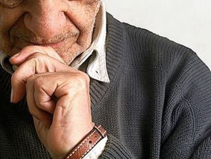 El poeta chileno Nicanor Parra, ganador del Premio Cervantes, ha llegado a su centenario en vida en su casa de Las Cruces.