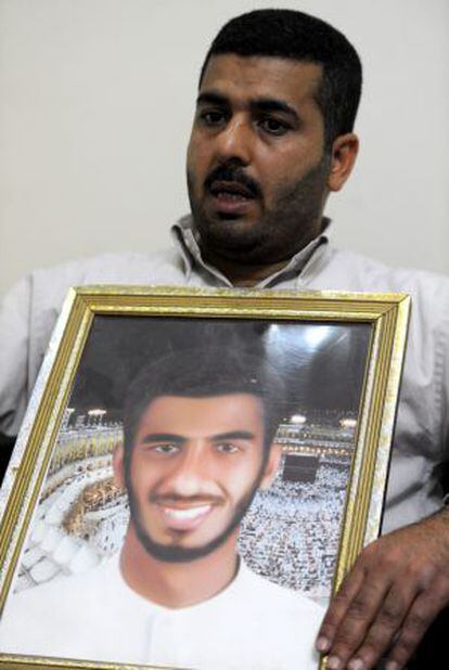 Mahmood Abbas sostiene hoy, s&aacute;bado, 21 de abril de 2012, una foto de su hermano, Salah Abbas, que muri&oacute; durante unos disturbios en la villa de Shakura al norte de Manama en Bahr&eacute;in.