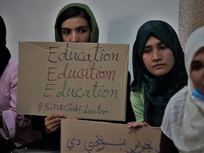 Un grupo de mujeres voluntarias de la ONG Pen Path celebraba el día 14 un encuentro en una casa de Kabul por las restricciones de los talibanes para reivindicar su derecho a la educación.