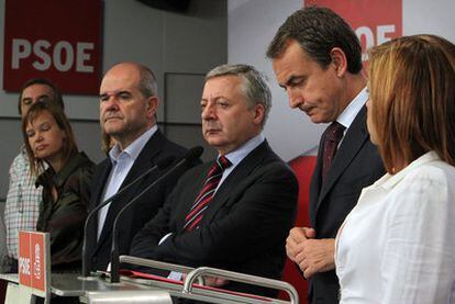 Zapatero, durante su comparecencia. A su lado, Blanco, Chaves, Salgado (tapada), Pajín y Alonso. A la derecha, Valenciano.