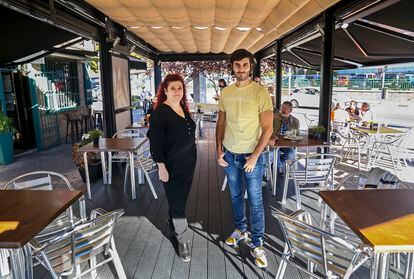 Rosa Sánchez, owner of the Peña de Francia bar, along with Gabriel Ramas, founder of the Encantado de Comerte start-up.