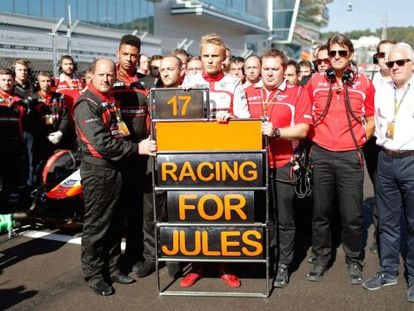 Max Chilton, piloto de Marussia F1 y compa&ntilde;ero de Bianchi, sostiene un cartel antes de la carrera del Gran Premio de Rusia