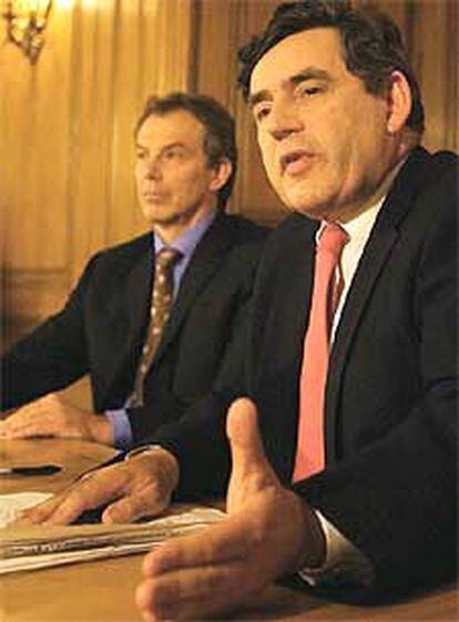 Tony Blair y Gordon Brown, ayer durante la rueda de prensa sobre el euro.