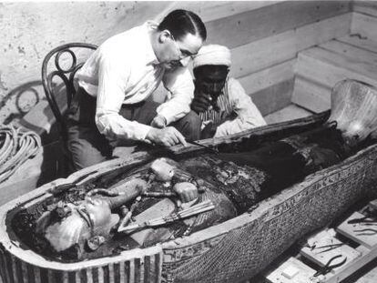 L&#039;arque&ograve;leg Howard Carter, durant les tasques d&#039;exhumaci&oacute; de les restes del fara&oacute; descobertes el 1922.