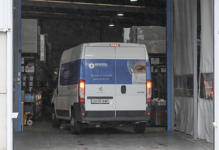Una furgoneta en la nave del fabricante de equipo médico Hersill, en el polígono industrial Las Nieves, en Móstoles (Madrid)
