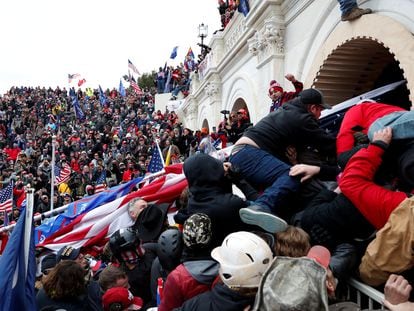 Partidarios de Trump se agolpan para forzar la entrada en el Capitolio, el 6 de enero de 2020, en Washington.