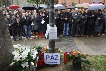 Concentración en homenaje al empresario Inaxio Uria en el lugar de Azpeitia (Gipuzkoa) donde fue asesinado por ETA.
