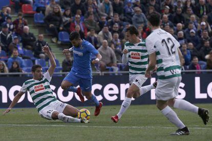 Ángel disputa un balón con José Ángel.