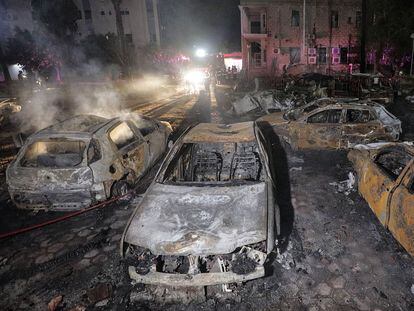 Coches calcinados junto al hospital Al Ahli al Arabi, en Gaza.