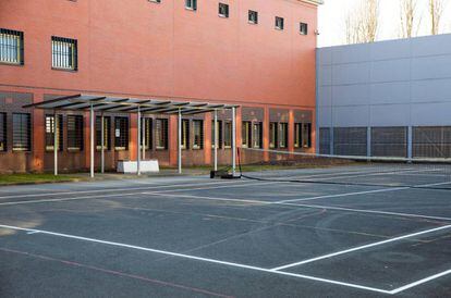 Pista de tenis de un centro penitenciario reservada a los procesados por la Corte Penal Internacional en La Haya (Países Bajos).