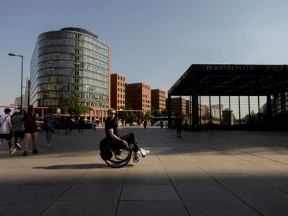 Nikita, estudiante de 21 años en silla de ruedas, posa en la explanada de Potsdamer Platz.