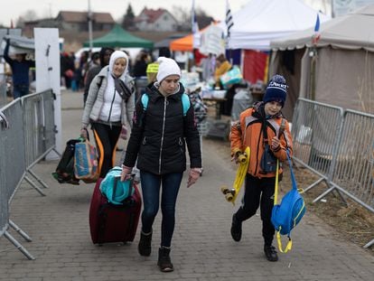 Refugiados ucranios llegan a un campamento de acogida tras cruzar la frontera.