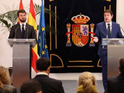 El líder de Vox en Castilla y León, Juan García-Gallardo y el presidente en funciones de la Junta de Castilla y León, Alfonso Fernández Mañueco, comparecen tras la firma del pacto de Gobierno.