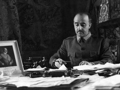 Franco, en su despacho, en una imagen publicada en la revista 'Berliner Illustrirte Zeitung' en 1937. Sobre la mesa, una fotografía de Hitler.