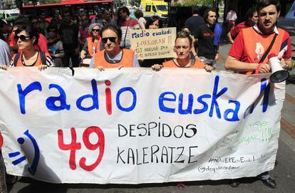 Manifestación de trabajadores de Radio Euskadi por las calles de Bilbao.