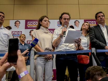 Fico  Gutiérrez habla acompañado por su esposa Margarita Gómez luego de darse a conocer los resultados de las elecciones.