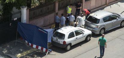 Investigadores de los Mossos durante el levantamiento del cad&aacute;ver. 