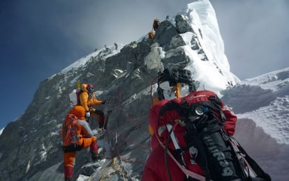 Una expedición afronta el Paso de Hillary en su ascensión al Everest.