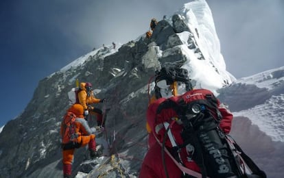 Una expedici&oacute;n afronta el Paso de Hillary en su ascensi&oacute;n al Everest.