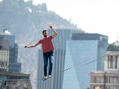 El equilibrista Nathan Paulin, durante su función de este miércoles, en la ciudad de Santiago (Chile).