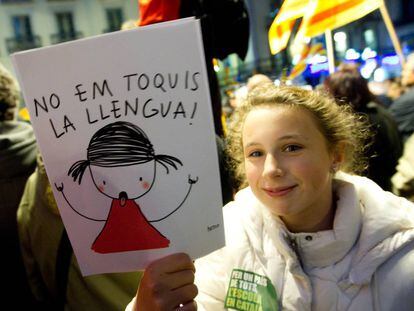 Una nena mostra un cartell a favor de la llengua. 