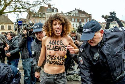 La policía intercepta a una activista que se lanzó sobre el coche que llevaba a DSK al tribunal de Lille, este martes.