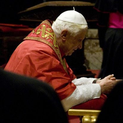 Benedicto XVI durante una misa celebrada en el sur de Italia