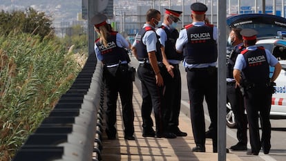 Agentes de los Mossos, en el lugar donde fue hallado el cadáver del hombre que mató a su hijo en un hotel de Barcelona. Cristóbal Castro