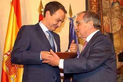 El presidente del Gobierno, José Luis Rodríguez Zapatero, recibe de manos del presidente de Sogecable, Rodolfo Martín Villa, el premio Leonés del Año.