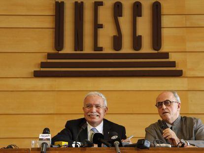 El canciller palestino, Riyad al-Malki y el embajador ante la UNESCO, Elias Sanbar, durante una rueda de prensa tras la conferencia.