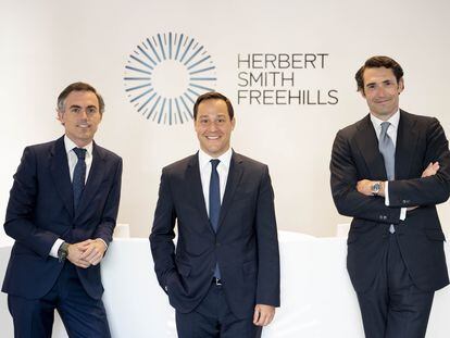De izquierda a derecha, Sergio Cires, socio de financiero, Luis Clouet y Armando García-Mendoza, socio responsable de la práctica en España