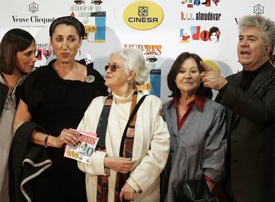 Almodóvar junto a María Barranco, Rossy de Palma, Chus Lampreave y Julieta Serrano.