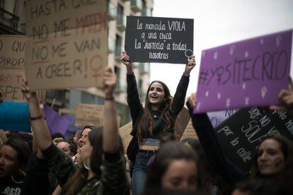 "La manada viola a una chica, la "justicia" a todas nosotras", pancarta vista en la manifestación de estudiantes en Barcelona.