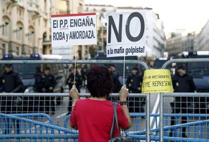 Una manifestante con pancartas en la plaza de Neptuno.
