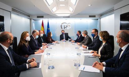 El presidente del PP, Alberto Núñez Feijóo, en el centro de la imagen, preside la primera reunión del comité de dirección del PP este lunes en Madrid, tras ser elegido este fin de semana líder del partido.