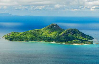 La pequeña isla de Sainte Anne, un bosque tropical flotando en mitad del océano, vista desde las montañas de la isla de Mahé.