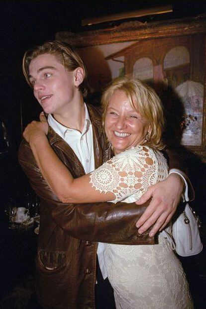 Leonardo DiCaprio y su madre, Irmelin Indenbirken, en la presentación de 'Vidas al límite' en 1995.