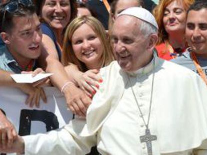 El Papa saluda a un grupo de fieles en El Vaticano.