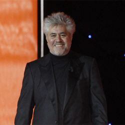 Pedro Almodóvar hace su irrupción en el escenario por sorpresa, recibido por Rosa María Sardá y Andreu Buenafuente