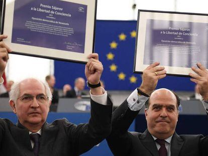 Ledezma (izquierda) y Borges reciben el premio S&aacute;rajov en el Europarlamento en Estrasburgo.