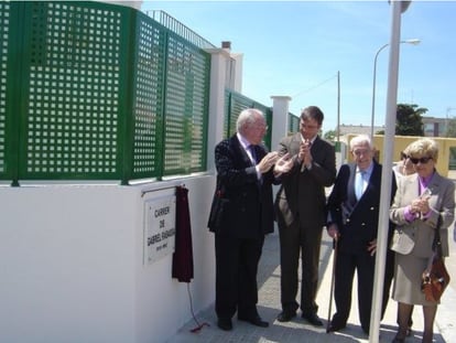 Bernardo Rabassa, a la izquierda, y a su lado, el alcalde de Palma, José Hila, en ese momento concejal de Función Pública aplaudiendo la inauguración de la calle de en 2009.