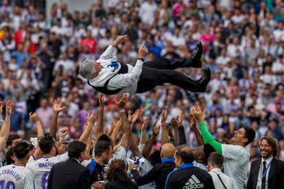 Los futbolistas del Real Madrid mantean a su entrenador, Carlo Ancelotti, tras ganar la Liga en el Bernabéu.