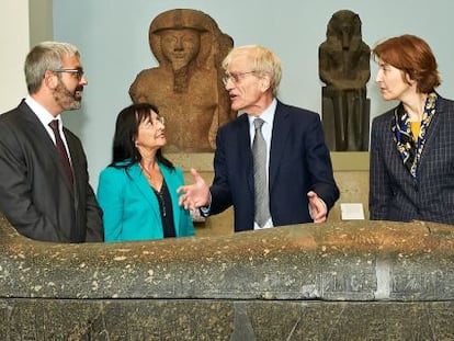 Autoridades de La Caixa y el British Museum durante la visita al museo brit&aacute;nico este martes en Londres.