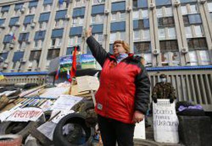 Un protestante prorruso, en la ciudad de Luhansk, en el este del pa&iacute;s. 